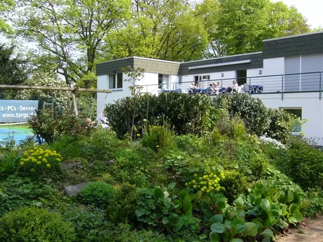 Clubhaus mit Gartenanlage