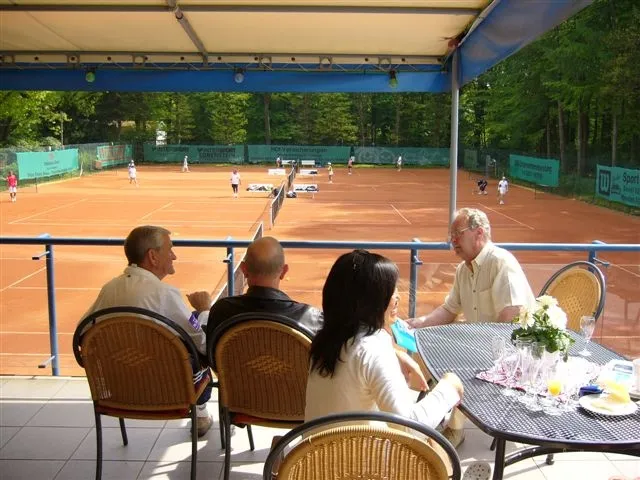 Überdachte Terrasse mit Blick auf die Plätze